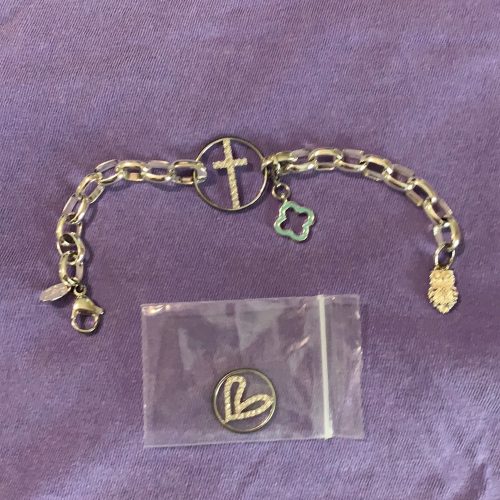 Origami Owl silver bracelet with 1 dangle and 2 inserts.